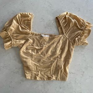 sand colored crop top with puffy sleeves
Size small nude blouse NWT